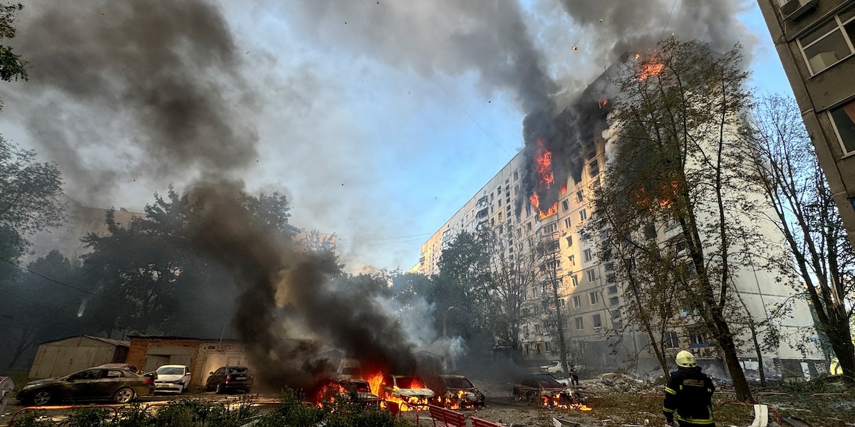 Un palazzo colpito da un bombardamento russo a Kharkiv, 30 agosto (REUTERS/ Vitalii Hnidyi)