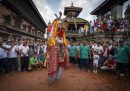 Una persona che indossa il costume del Buddha Dipankara partecipa al Pancha Dan, il festival dei cinque doni estivi. È un giorno in cui i devoti donano cinque prodotti che considerano essenziali per il loro benessere: riso e riso integrale, legumi, sale e denaro.