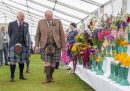 Il re Carlo III alla 200esima mostra di fiori della Royal Horticultural Society di Aberdeen, con il presidente dell'istituzione.