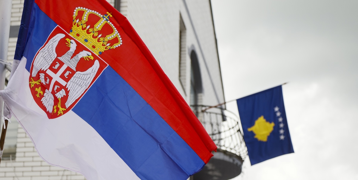 Le bandiere della Serbia e del Kosovo (AP Photo/Marjan Vucetic, file)