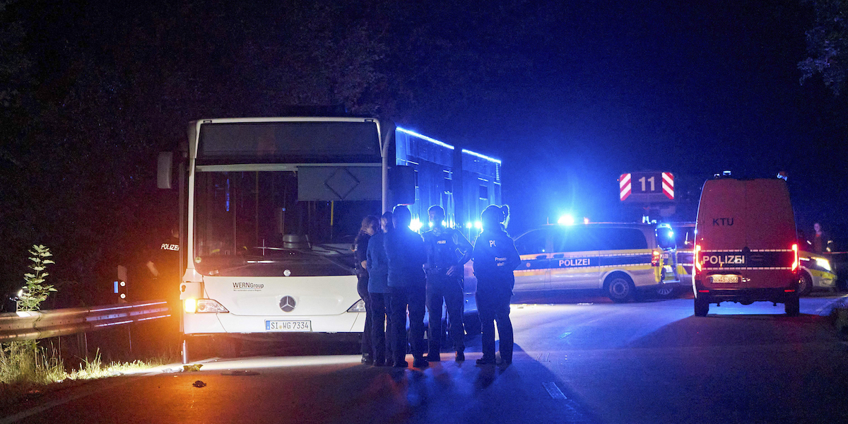 L'autobus dov'è avvenuto l'attacco, a Siegen, in Germania (Sascha Ditscher/dpa via AP)