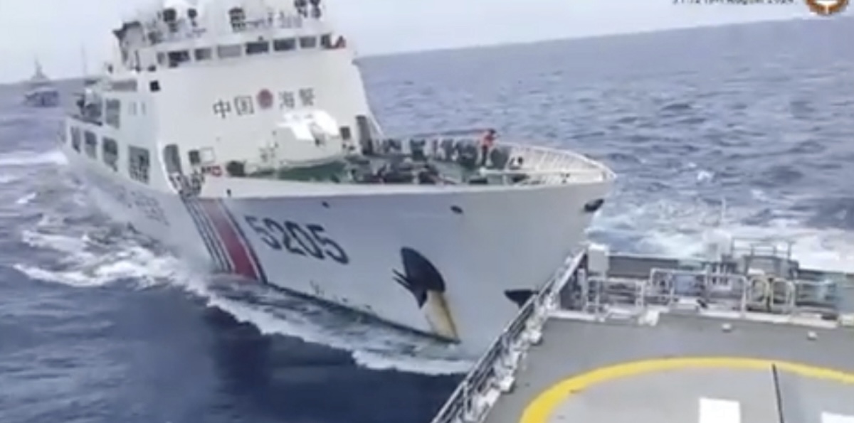 La nave cinese mentre colpisce quella filippina, in un video diffuso dalla Guardia Costiera filippina (Philippine Coast Guard via AP)