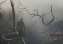 Un vigile del fuoco cammina tra le macerie e il fumo dopo un bombardamento russo.