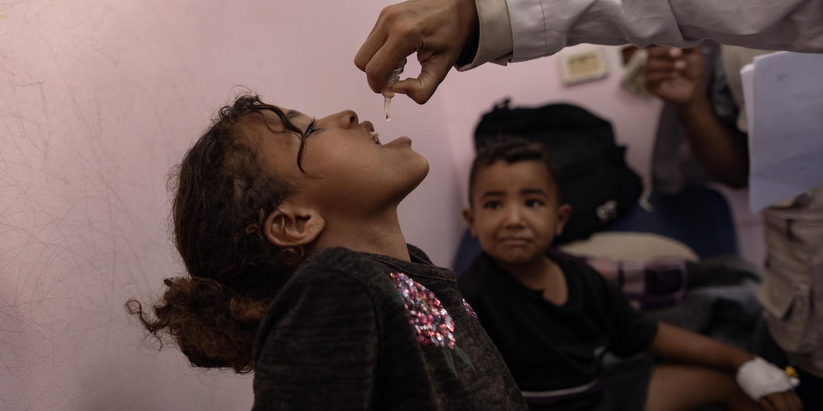 Una bambina riceve il vaccino per la poliomielite in un ospedale di Khan Yunis, il 31 agosto 2024 (EPA/HAITHAM IMAD)