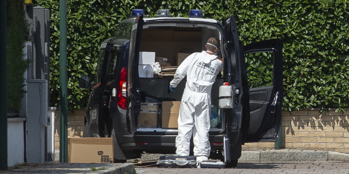 Un carabiniere durante i rilievi nella casa dove sono state uccise tre persone a Paderno Dugnano