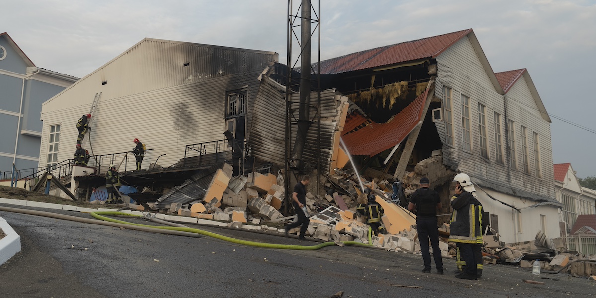 Uno degli edifici colpiti dall'attacco russo di lunedì a Kiev, in Ucraina (AP Photo/Vasilisa Stepanenko)