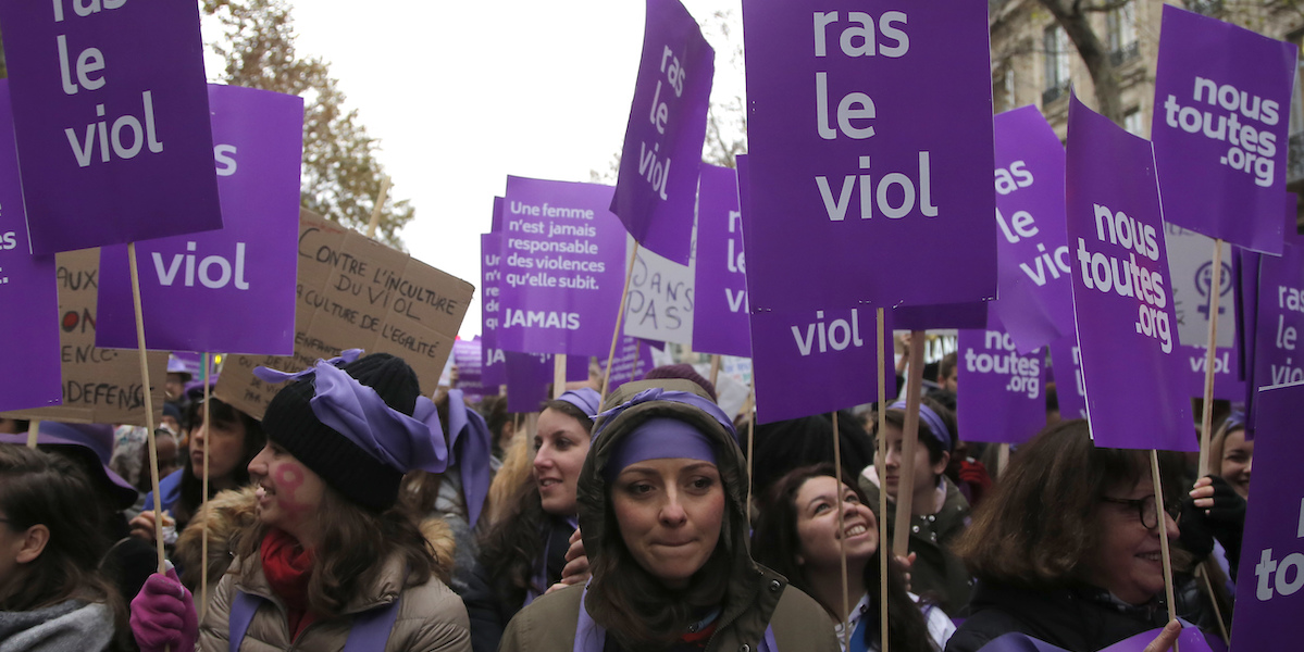 Manifestazione femminista contro lo stupro, Parigi, 24 novembre 2018 (AP Photo/Michel Euler)