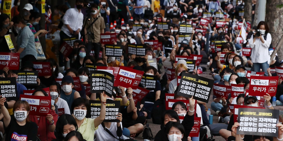 Una manifestazione a Seul, in Corea del Sud, contro la pedopornografia (ANSA/EPA/YONHAP)