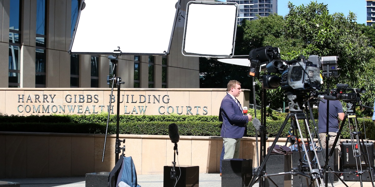 Giornalisti e telecamere fuori da un tribunale di Brisbane il 7 aprile del 2020 (Jono Searle/ Getty Images)