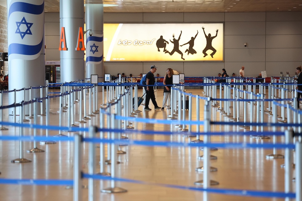 Alcuni passeggeri all’aeroporto Ben Gurion di Tel Aviv, vuoto per via dello sciopero di lunedì (EPA/ABIR SULTAN)