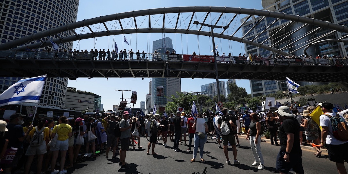 Alcuni manifestanti bloccano una strada di Tel Aviv, il 2 settembre