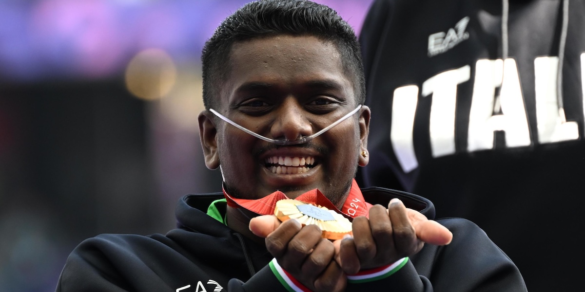 Rigivan Ganeshamoorthy riceve la medaglia d'oro nel lancio del disco F52 alle Paralimpiadi di Parigi 2024 (ANSA / CIP - ANDREA ALEGNI)