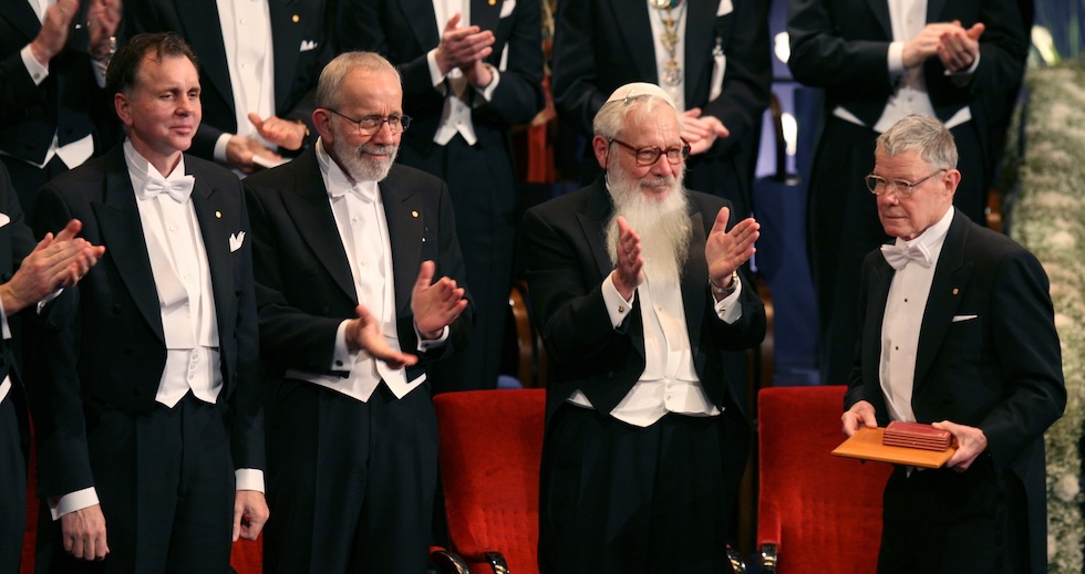 Barry Marshall e John Robin Warren durante la cerimonia di consegna dei Premi Nobel a Stoccolma, in Svezia, nel 2005 (REUTERS/Pawel Kopczynski)