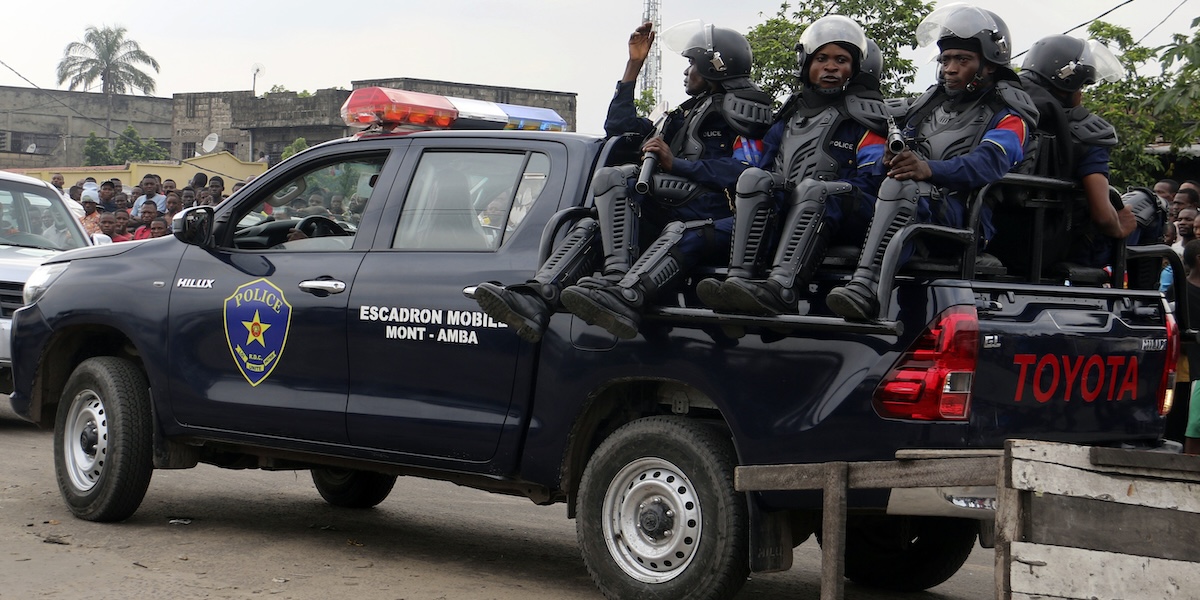 Agenti di polizia fuori dalla prigione di Makala a Kinshasa il 17 maggio del 2017 (AP Photo/ John Bompengo)