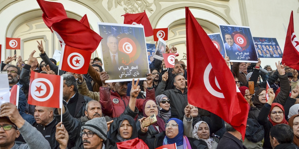 Una protesta contro il governo di Kais Saied a Tunisi, il 5 marzo del 2023 (AP Photo/Hassene Dridi)