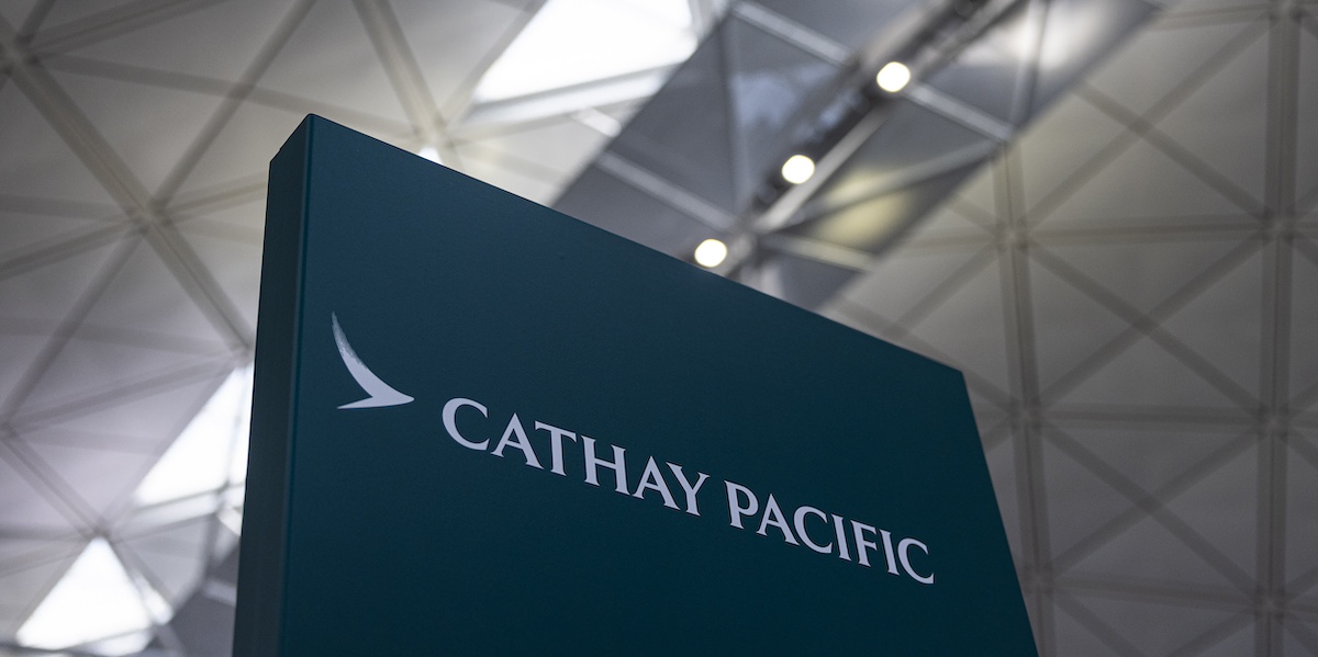 Un cartellone della Cathay Pacific all'aeroporto di Hong Kong (AP Photo/Louise Delmotte, File)