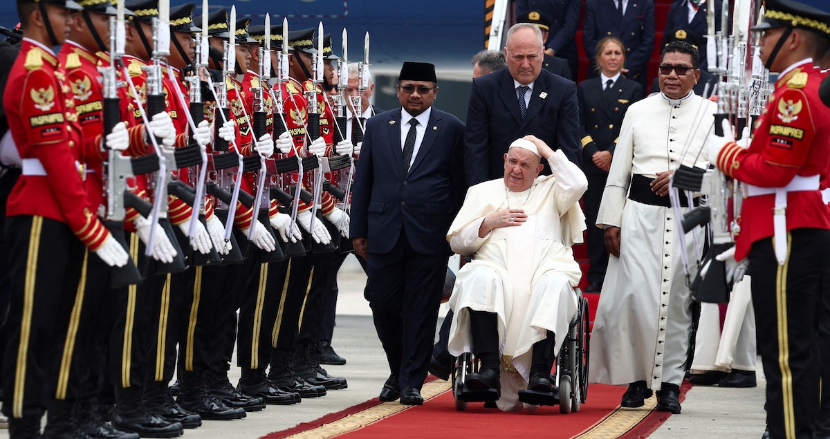 Papa Francesco appena arrivato in Indonesia (REUTERS/Guglielmo Mangiapane)