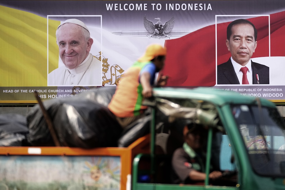 Una foto di uno striscione di benvenuto per la visita di Papa Francesco a Giacarta 