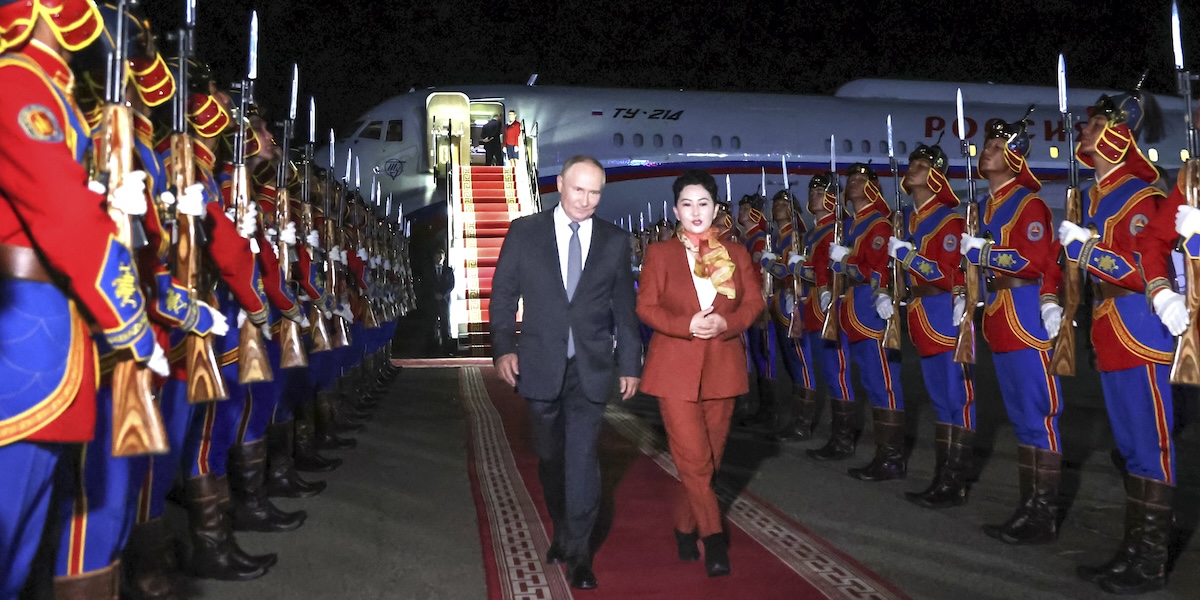 Vladimir Putin con la ministra degli Esteri mongola Batmunkh Battsetseg all'arrivo in Mongolia (Natalia Gubernatorova, Sputnik, Kremlin Pool Photo via AP)