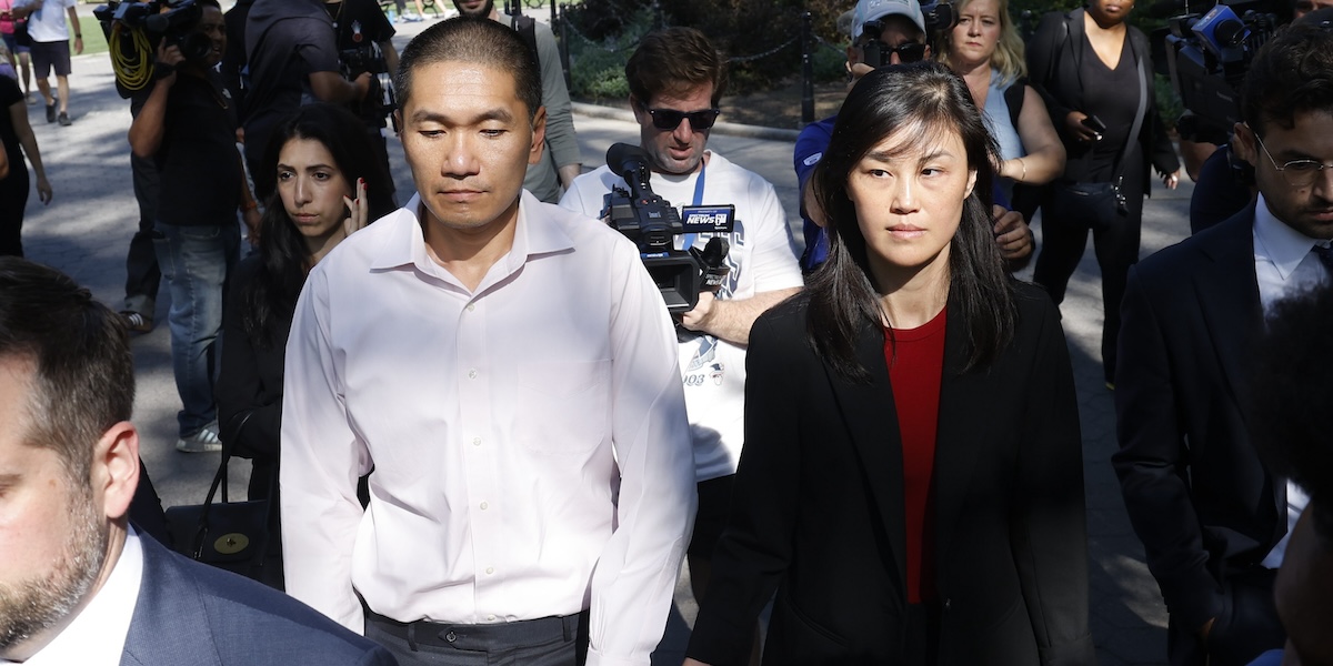 Linda Sun e suo marito Christopher Hu all'uscita di un tribunale a Brooklyn, a New York (AP Photo/Corey Sipkin)