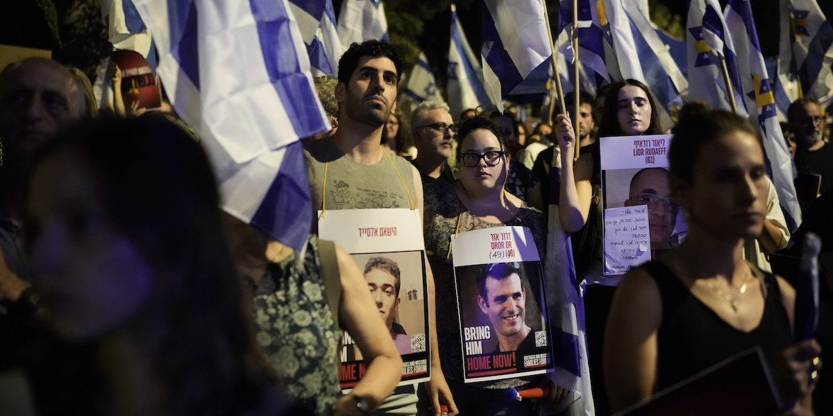 I manifestanti con i ritratti delle persone rapite da Hamas, il 2 settembre a Gerusalemme