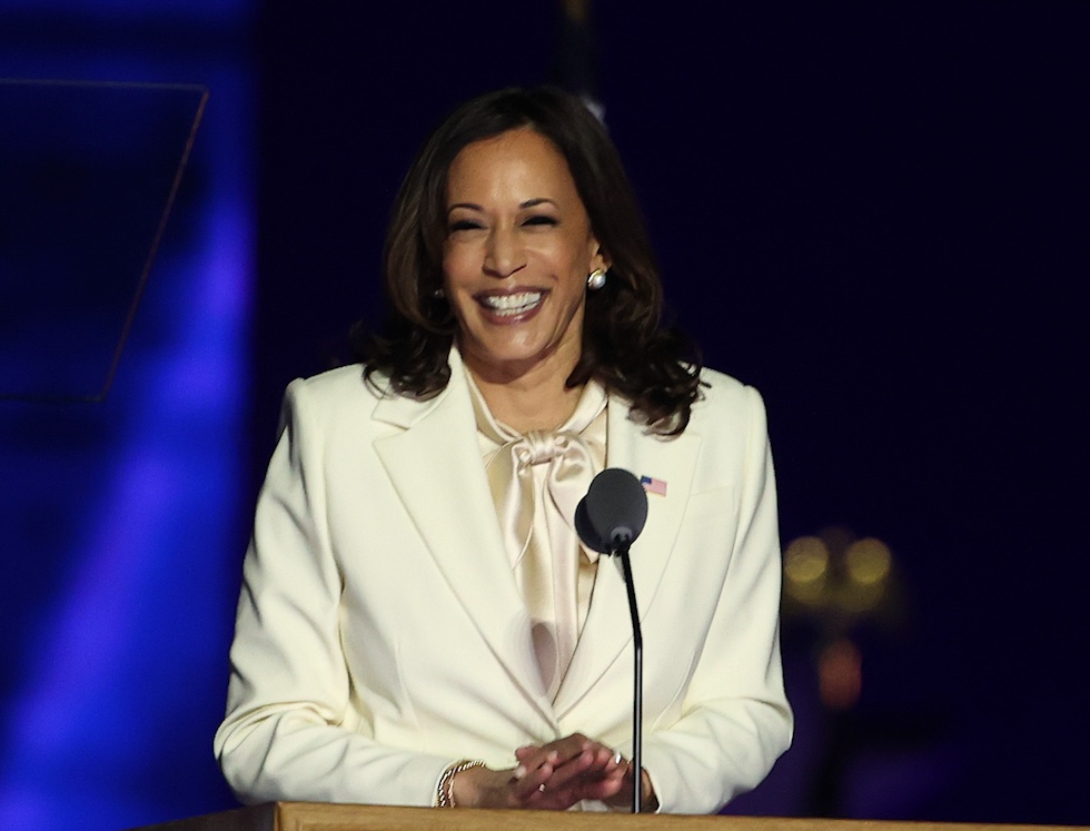 Una foto di Kamala Harris vestita di bianco in onore delle sufraggette, dopo l'annuncio dell'elezione di Joe Biden alla presidenza, Wilmington, Delaware, 7 novembre 2020