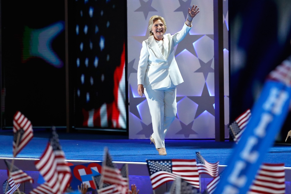 Una foto di Hillary Clinton con il famoso completo bianco, in cui accetta la candidatura dei Democratici alla presidenza, Philadelphia, Pennsylvania, 28 luglio 2016(Aaron P. Bernstein/Getty Images)