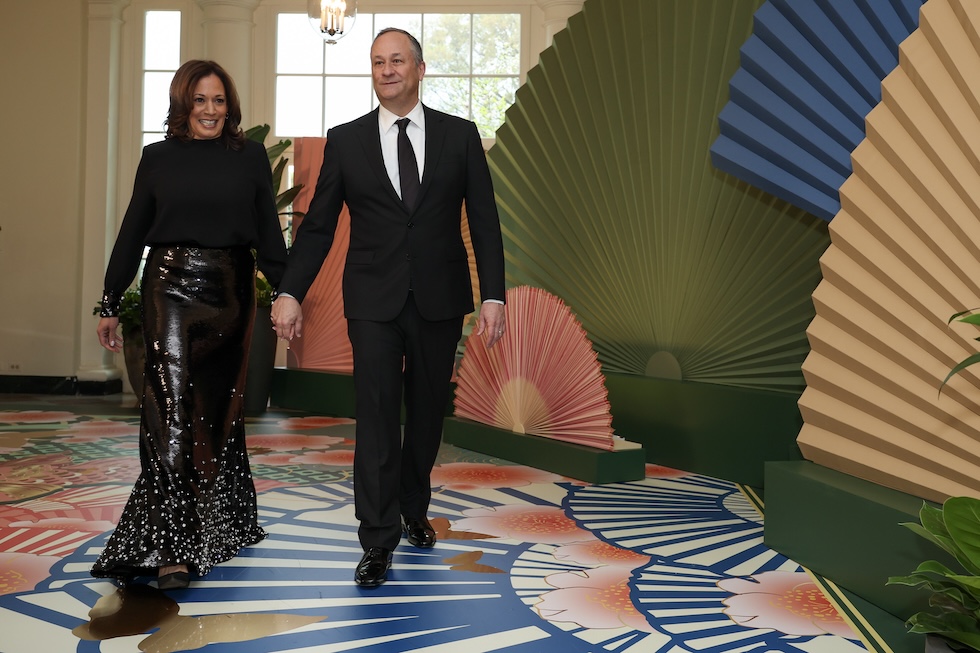 Una foto di Kamala Harris con il marito Doug Emhoff a una cena di stato alla Casa Bianca, 10 aprile 2024. Harris è vestita co un abito del marchio italiano Valentino: negli ultimi mesi ha indossato spesso aziende di lusso europee(Tasos Katopodis/Getty Images)