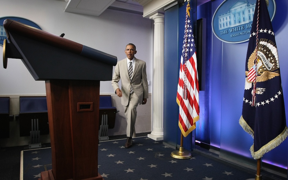 Una foto di Barack Obama con la famigerata <em>tan suit</em> il completo dai colori chiari, con cui tenne una conferenza stampa dopo un attentato dell'ISIS in Siria, Casa Bianca, Washington DC, 28 agosto 2014(Alex Wong/Getty Images)