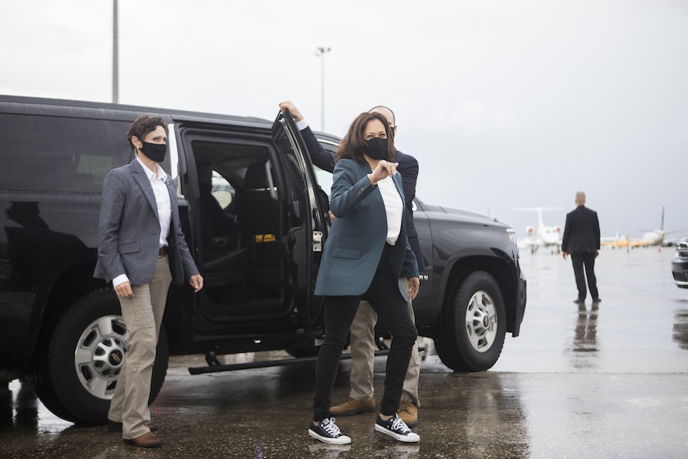 Una foto di Kamala Harris in giacca, maglietta e sneaker, a un evento di campagna elettorale a Orlando, in Florida, 19 ottobre 2020(Octavio Jones/Getty Images)