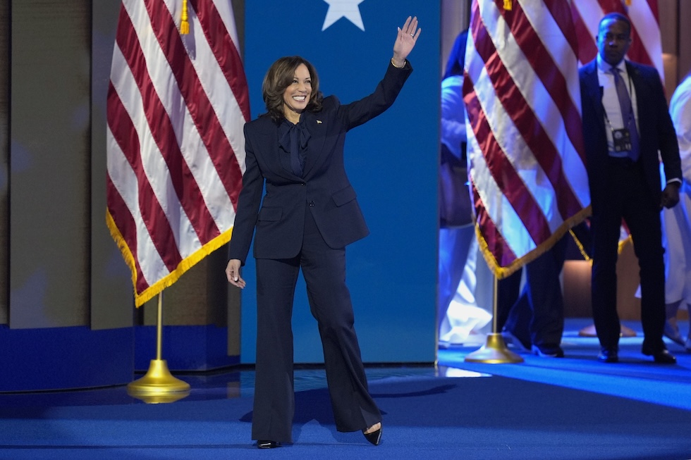 Una foto di Kamala Harris con il vestito blu di Chloé alla convention del Partito Democratico, Chicago, Illinois, 22 agosto 2024(AP Photo/J. Scott Applewhite)