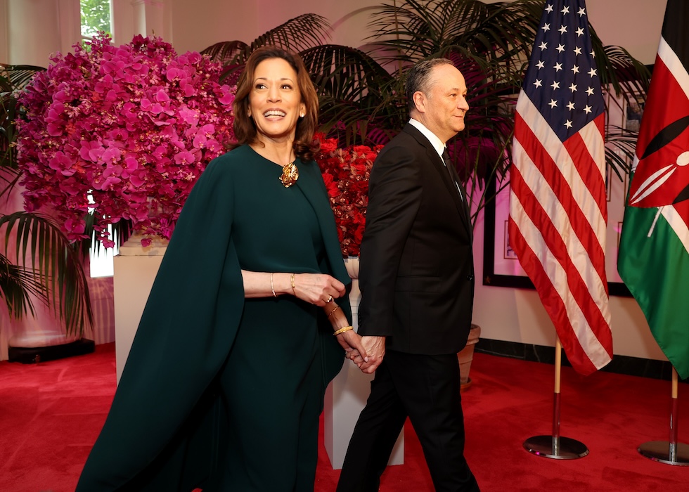 Ufficialmente Kamala Harris si è vestita tre volte in Chloé: due alla convention dei Democratici ad agosto e prima per una cena di stato alla Casa Bianca in onore del presidente del Kenya William Ruto e sua moglie Rachel Ruto, 23 maggio 2024. Era un abito con mantella verde, come si vede in questa foto insieme al marito Doug Emhoff(Tasos Katopodis/Getty Images)