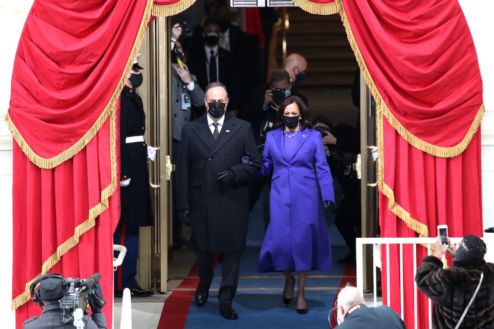 Una foto di Kamala Harris e del marito Doug Emhoff alla cerimonia di insediamento, quando ha giuramento da vice-presidente, Washington DC, 20 gennaio 2021. Indossava un abito viola dello stilista afroamericano Christopher John Rogers