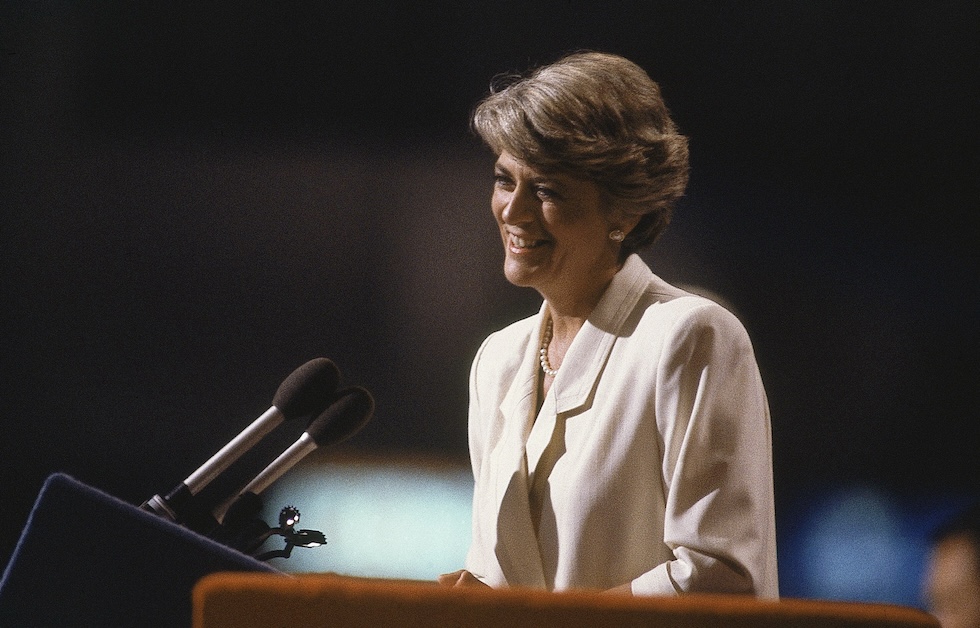 Una foto di Geraldine Ferraro, vestita di bianco, mentre accetta la candidatura alla vicepresidenza alla Convention del Partito Democratico, San Francisco, California, 19 luglio 1984