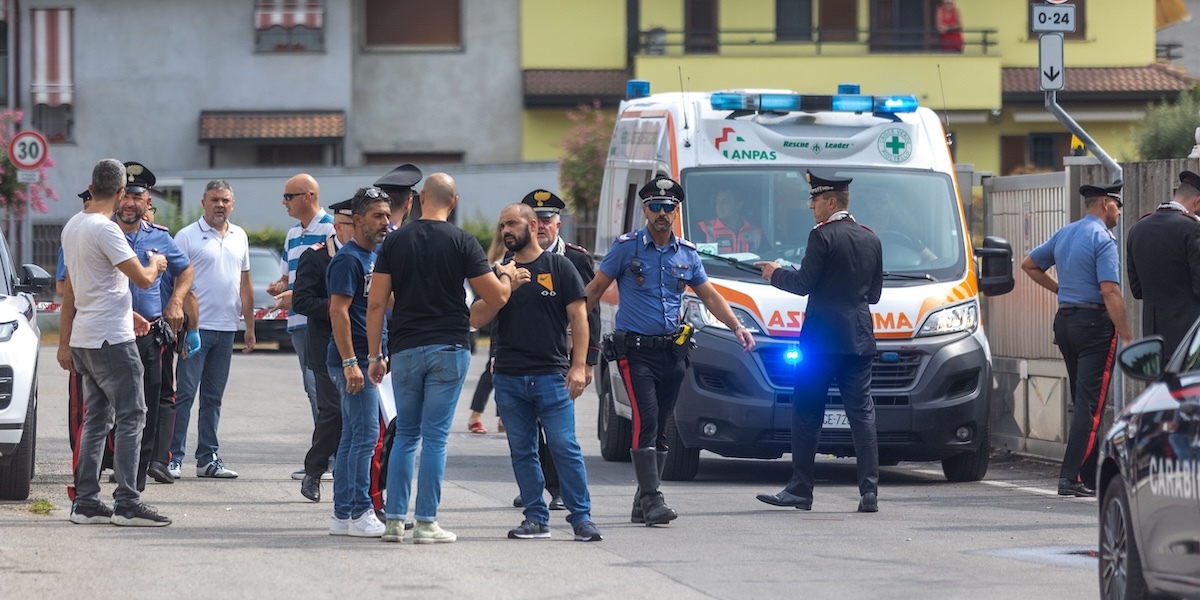 I carabinieri fuori dalla palestra “Testudo” di Via Besozzi, a Cernusco sul Naviglio (Stefano Porta/LaPresse)
