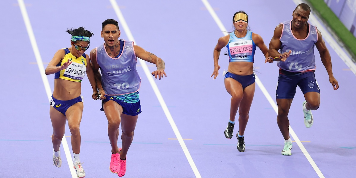 La brasiliana Jerusa Geber e la sua guida Gabriel Aparecido Dos Santos Garcia mentre oltrepassano il traguardo per vincere la finale dei 100 metri T11 (Alex Davidson/Getty Images)