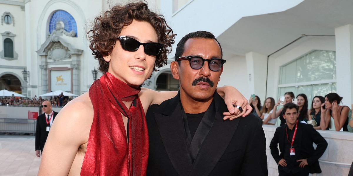 Lo stilista Haider Ackermann con l'attore Timothée Chalamet, di cui è amico e per cui disegnò questo famoso abito rosso dalla schiena scoperta, che Chalamet indossò per la prima del film Bones and All al festival del cinema di Venezia, 2 settembre 2022
(Pascal Le Segretain/Getty Images)