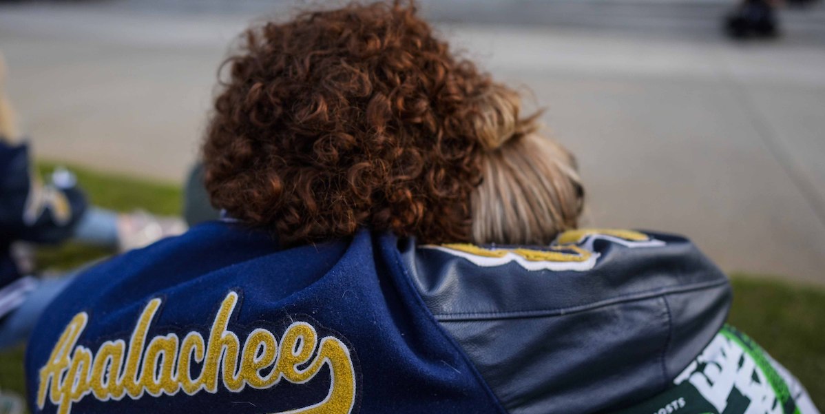 Due studenti dell'Apalachee High School, 4 settembre 2024 (AP Photo/Mike Stewart)