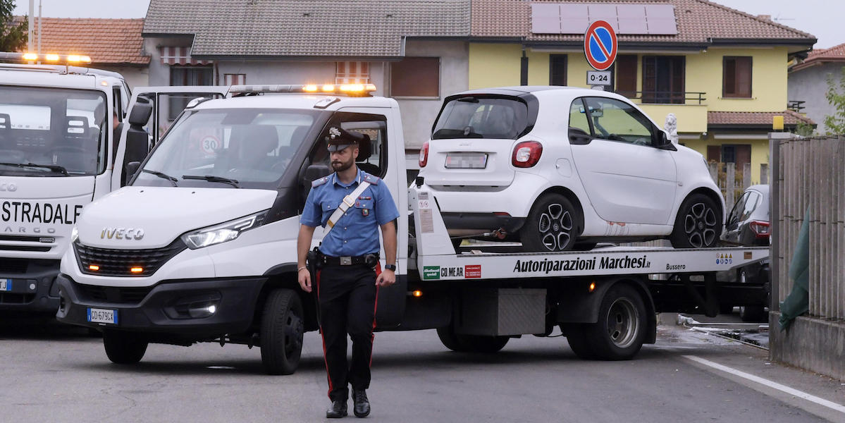 La rimozione della macchina sulla quale Andrea Beretta ha ucciso con un coltello Antonio Bellocco, Cernusco sul Naviglio, 4 settembre 2024 (ANSA/ANDREA CANALI)