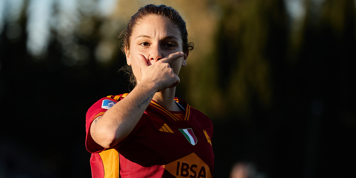 Manuela Giugliano, 27 anni, esulta come il calciatore della Roma Paulo Dybala dopo un gol (Emmanuele Ciancaglini/Getty Images)