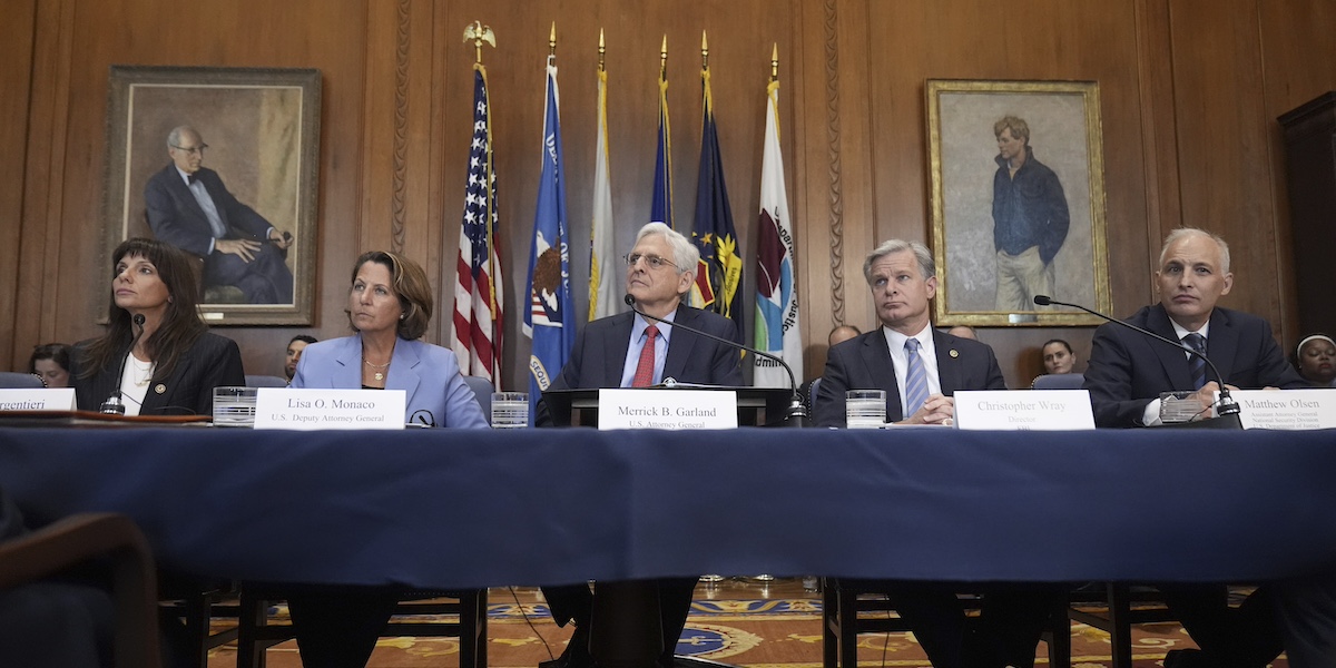 Il procuratore generale degli Stati Uniti, Merrick Garland (al centro) durante un incontro a Washington (AP Photo/Mark Schiefelbein)