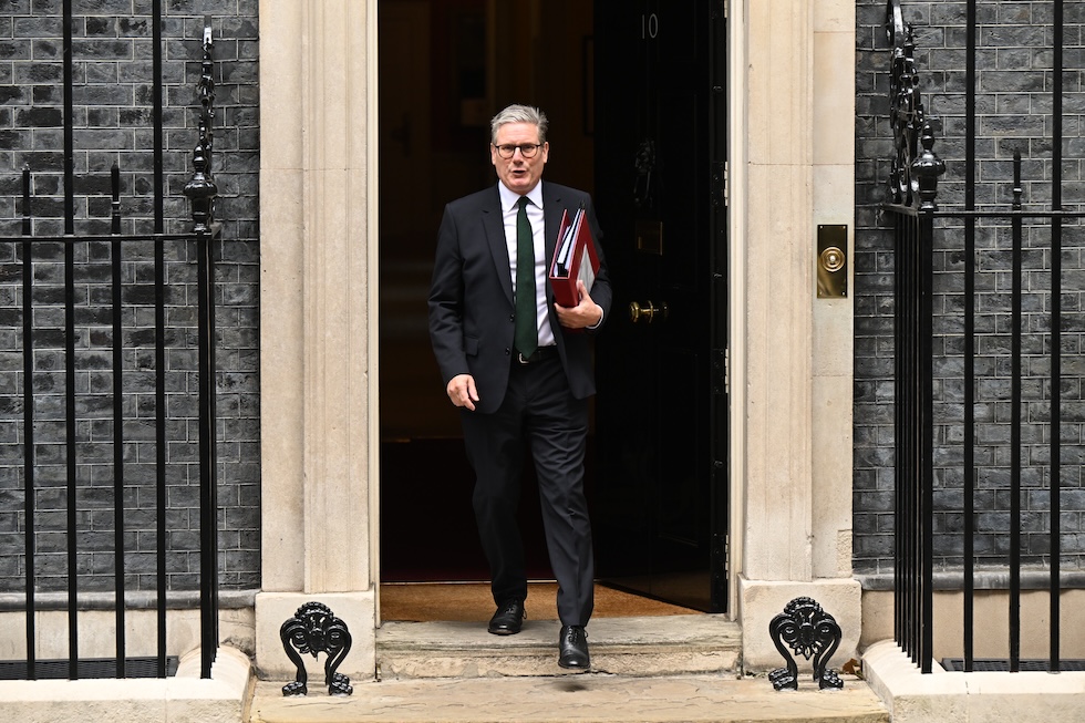 Keir Starmer esce da Downing Street, la residenza ufficiale del primo ministro britannico, il 4 settembre