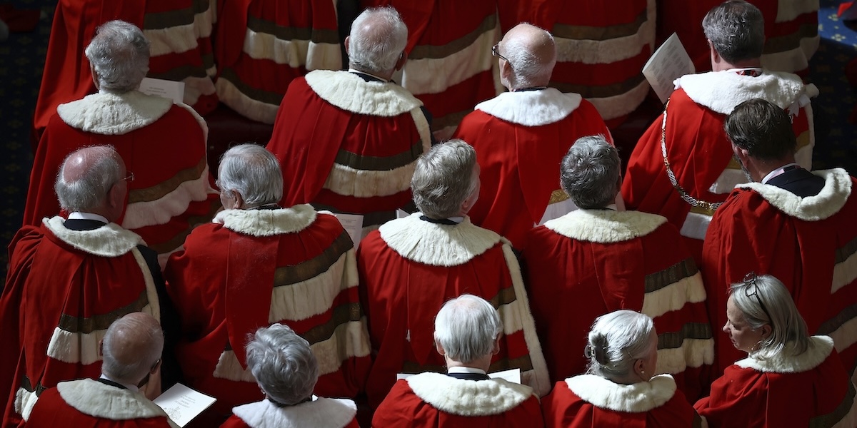 Membri della Camera dei Lord entrano in aula per il King's Speech del 17 luglio