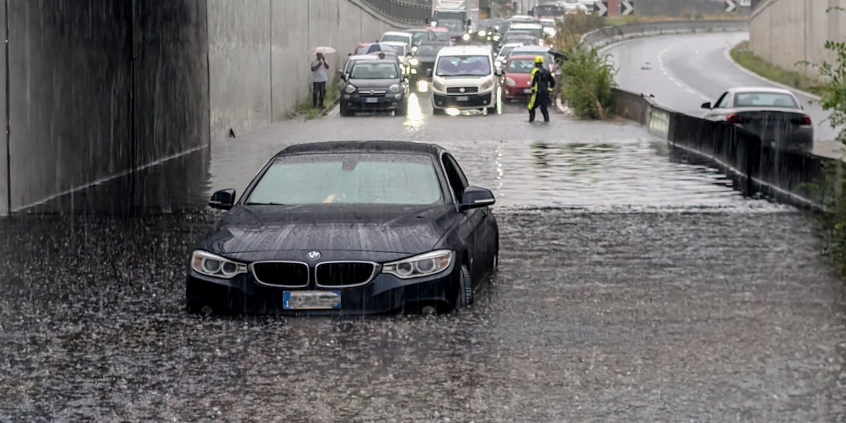 Un'auto bloccata in un sottopassaggio su viale Rubicone a Milano (Claudio Furlan/Lapresse)