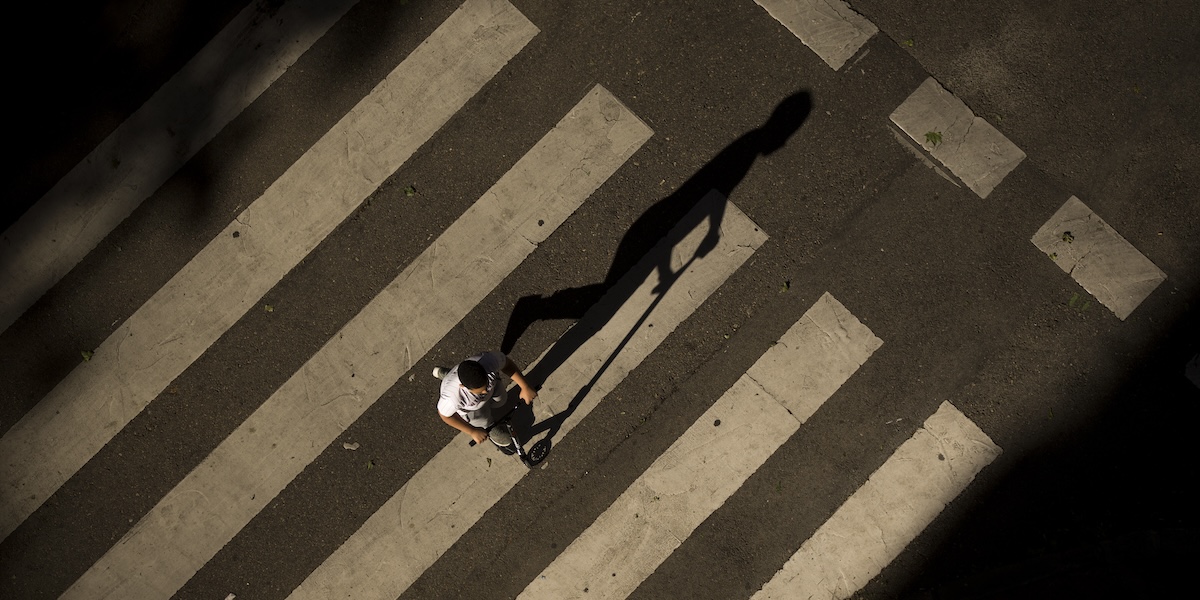 Un ragazzo attraversa una strada in monopattino a Madrid, 14 maggio 2018 (AP Photo/ Francisco Seco)