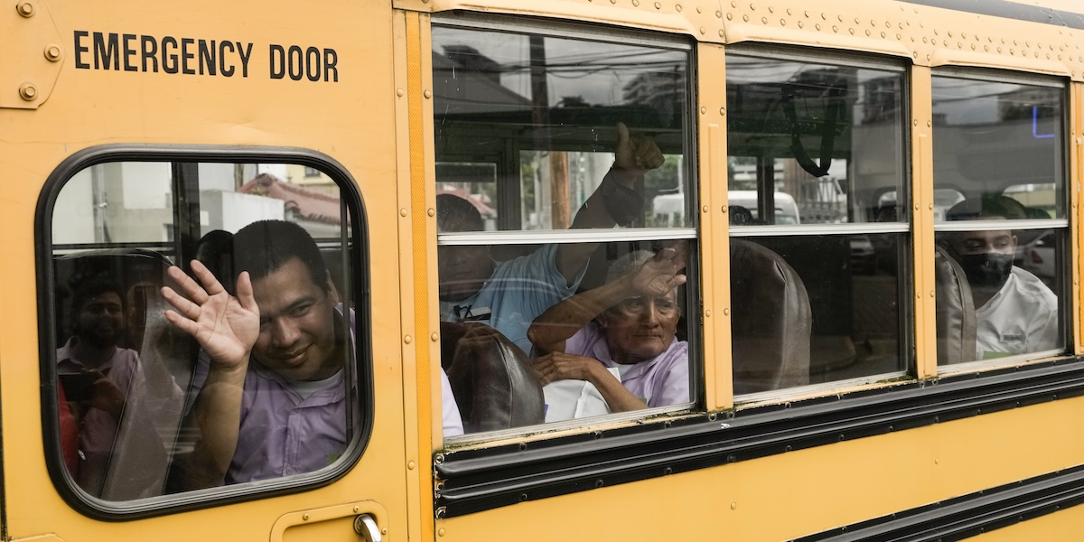 Alcuni prigionieri politici del Nicaragua su un autobus dopo essere atterrati all'aeroporto di Città del Guatemala, giovedì 5 settembre (AP Photo/ Moises Castillo)