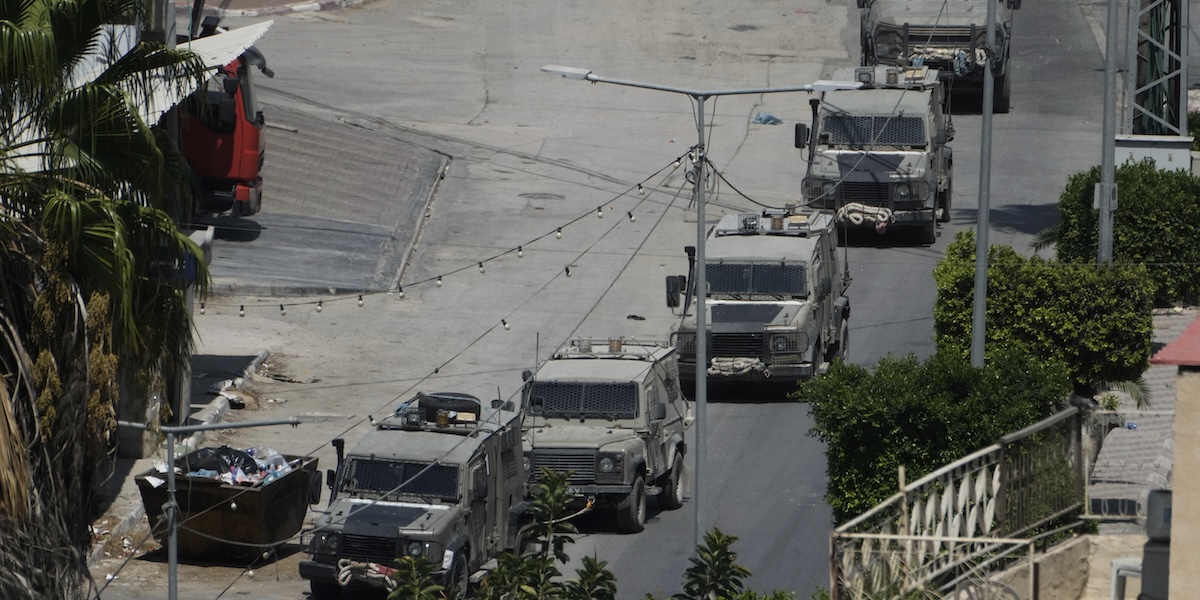 Veicoli militari israeliani a Jenin, il 5 settembre 2024 (AP Photo/Majdi Mohammed)