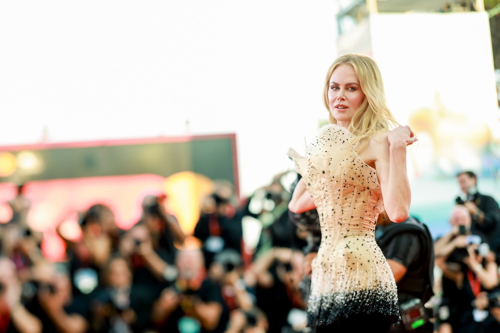 Una foto dell'attrice Nicole Kidman, Venezia, 30 agosto 2024. Pur avendo indossato sempre vestiti con le braccia scoperte e in tessuti leggeri (questo è del marchio italiano Schiaparelli) <a href="https://variety.com/2024/film/festivals/venice-film-festival-heat-wave-a-list-stars-sweat-1236127448/">ha detto</a> «Oh mio dio, fa così caldo, ho veramente caldo»