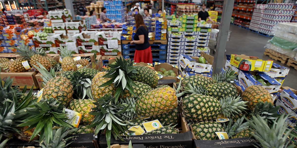 Ananas esposti in un supermercato di Glendale, in California (David McNew/ Getty Images)