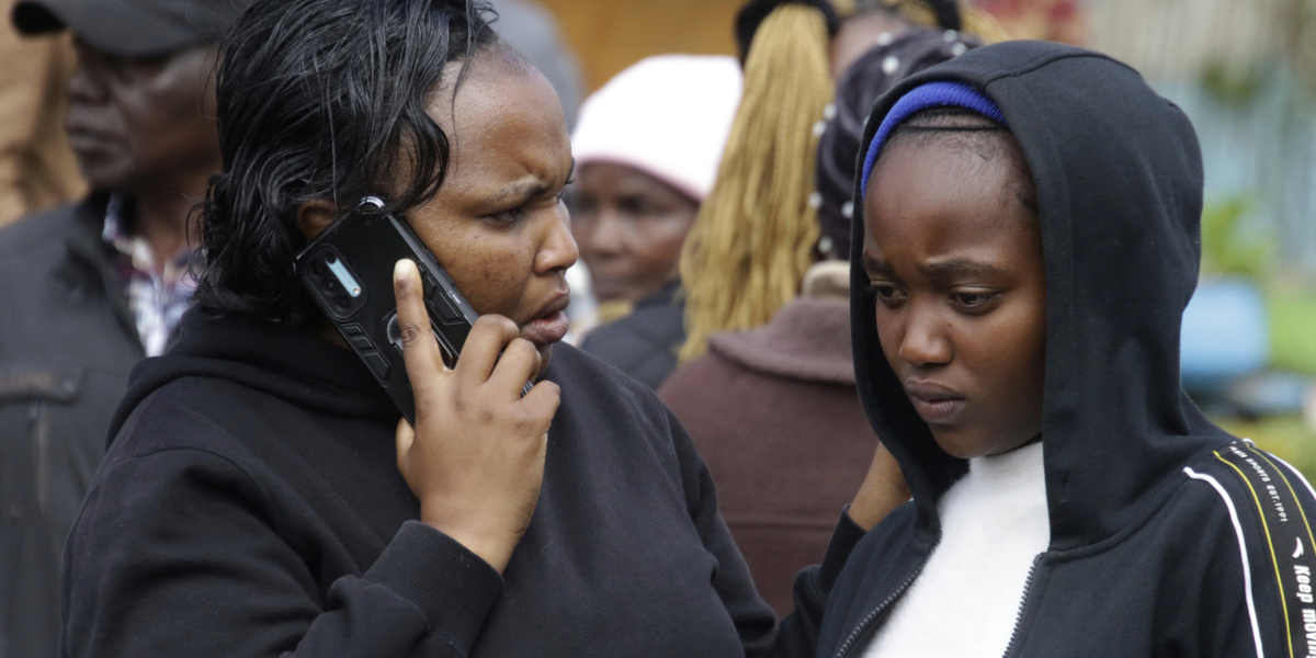 Alcuni familiari degli studenti fuori dalla Hillside Endarasha Primary, venerdì mattina (AP Photo)